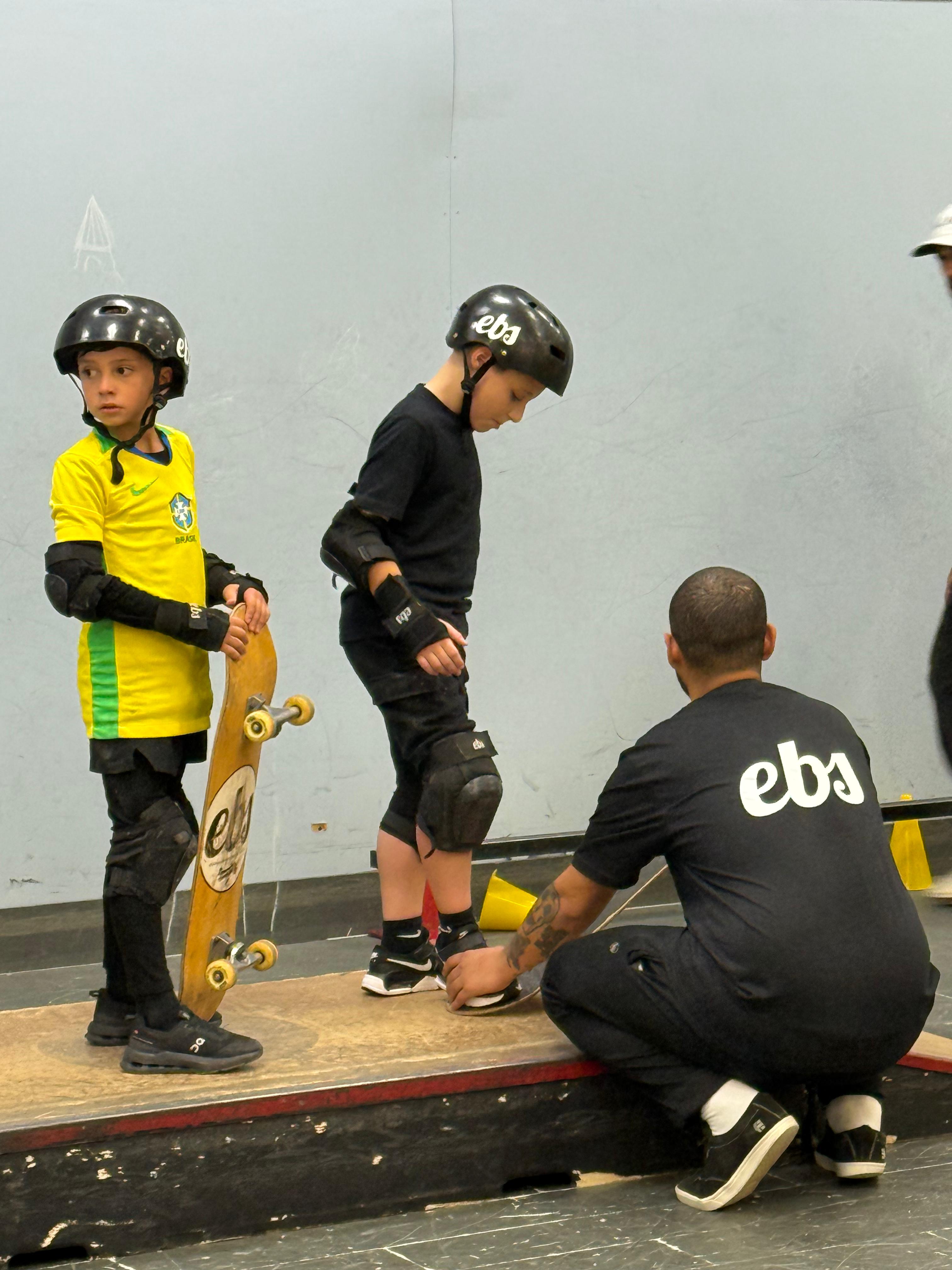 Aula prática de skate na pista da EBS