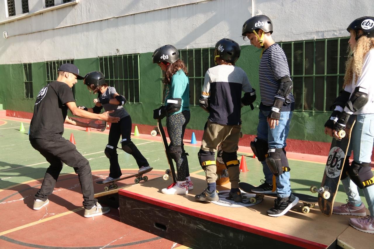 Aluno evoluindo manobras na aula de skate
