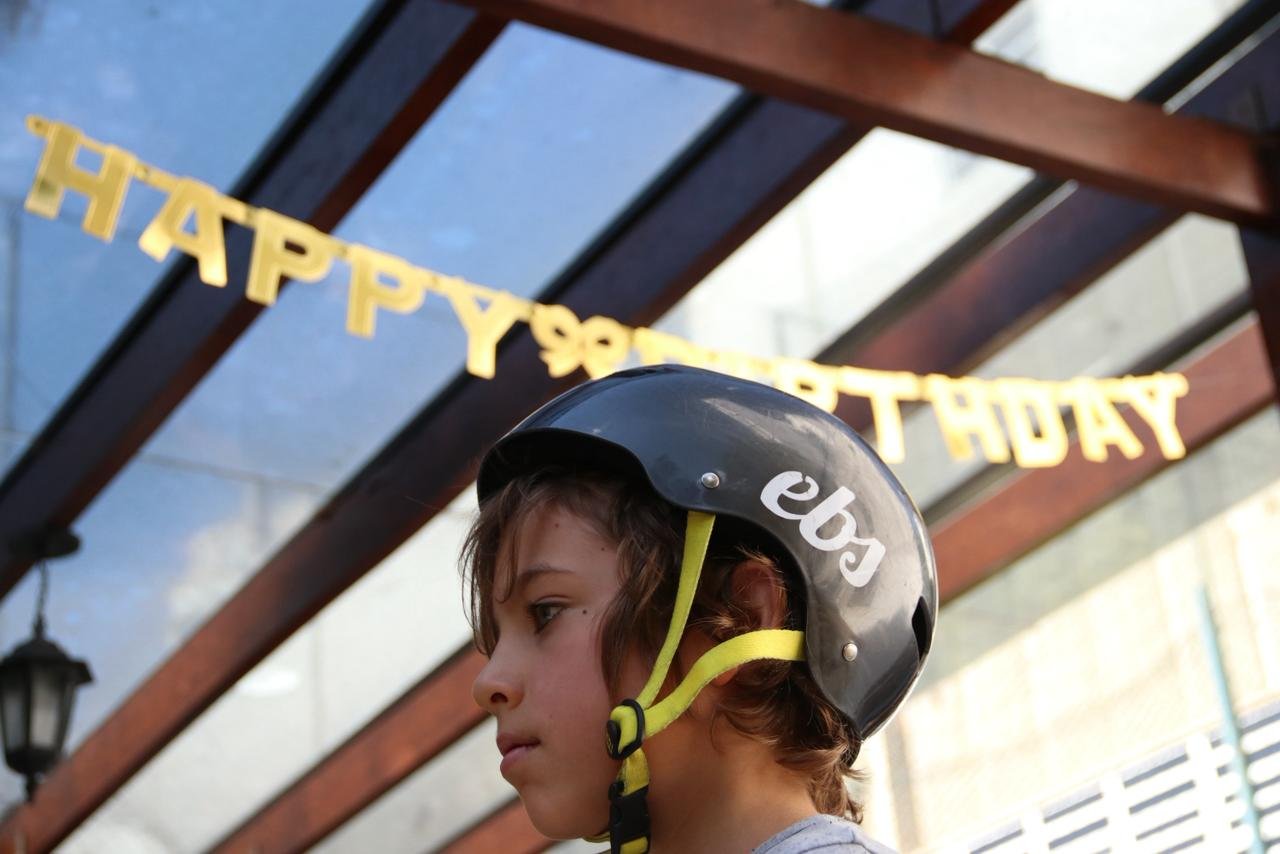 Festa infantil com equipamentos de segurança