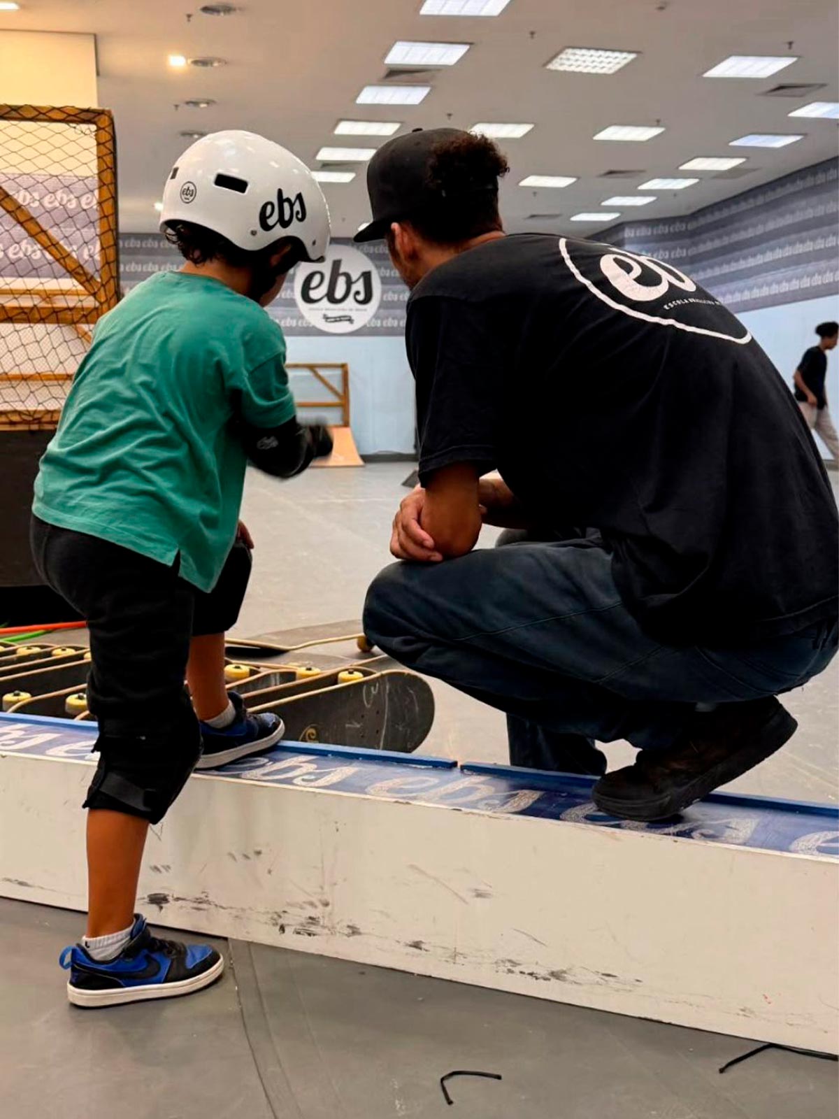 Espaço da EBS com equipamentos de skate e patins